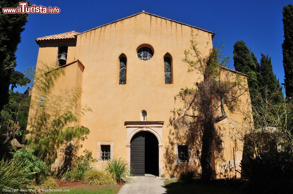 Immagine La cappella di Saint Francois-de-Paule a Bormes-les-Mimosas, Francia. E' stato dichiarato monumento storico nazionale nel 1963 - © Pack-Shot / Shutterstock.com