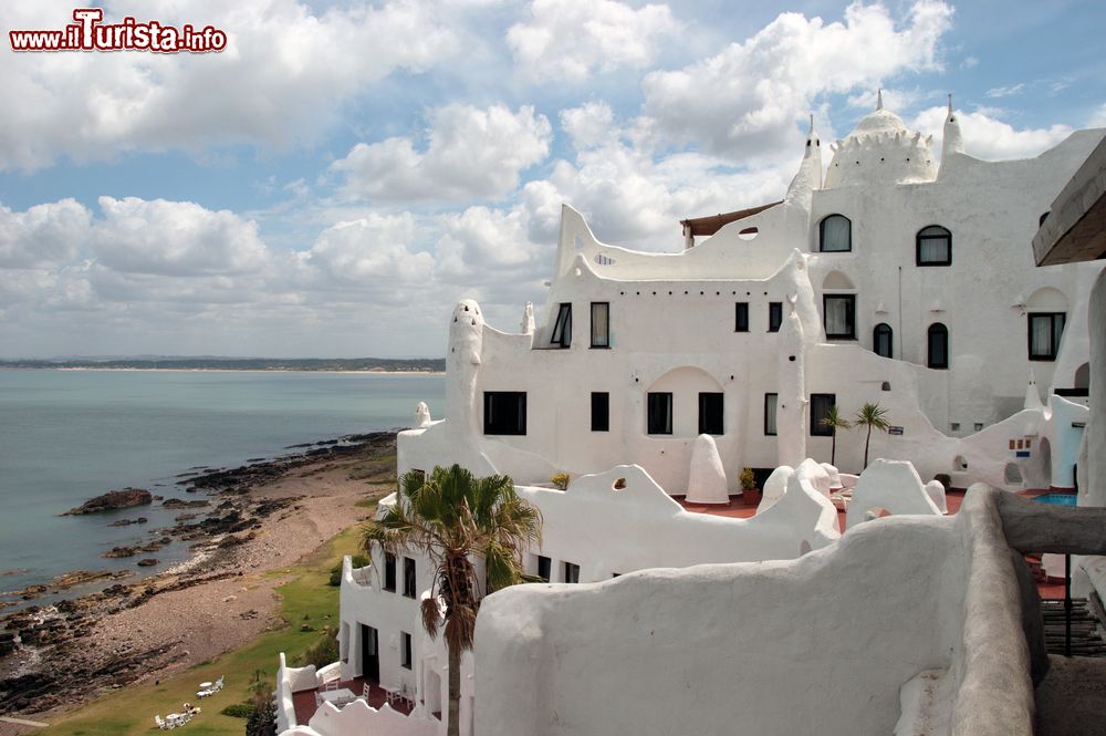 Immagine La caratteristica architettura di Casapueblo a Punta del Este, Uruguay. Oggi accoglie anche un hotel.