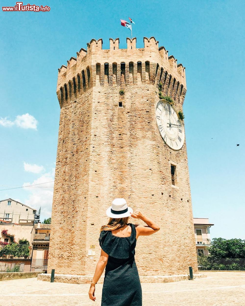 Immagine La caratteristica Torre del Gualtieri a San Bemedetto del Tronto - credit AlexCoda