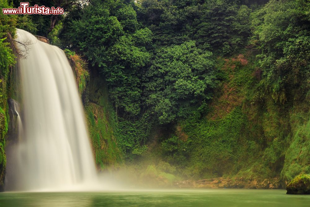 Immagine La Cascata Grande (o cascata verticale) a Isola del Liri nel Lazio. E' la più spettacolare di una coppia di salti, ciascuno che supera un dislivello di 27 metri.