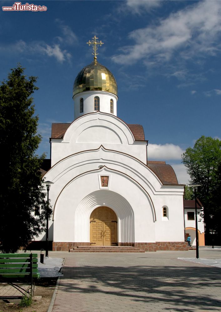 Immagine La cattedrale Andrey Pervozvanny a Kaliningrad, Russia. A spiccare in qusta architettura semplice e lineare è soprattutto la grande cupola dorata.