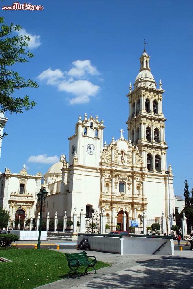 Immagine La cattedrale barocca di Monterrey, Messico, costruita nel 1635 e terminata nel 1800. La parte centrale della facciata è finemente decorata; ai lati s'innalzano il campanile con tre ordini di campane e la torre dell'orologio.