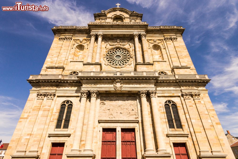 Immagine La cattedrale cattolica di Santo Stefano a Chalons-en-Champagne, costruita in stile tardo gotico (Francia). E' lunga oltre 96 metri e larga 30; le torri s'innalzano per oltre 38 metri.