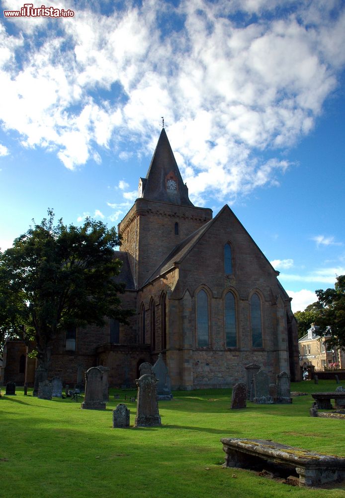 Immagine La cattedrale con l'antico cimitero di Dornoch, Scozia. Iniziata nel XIII° secolo, questa chiesa fu il tradizionale luogo di sepoltura dei conti di Sutherland: si dice che nel cimitero e nella cattedrale ve ne siano seppelliti 16 ma distruzioni e rifacimenti rendono difficile la verifica.