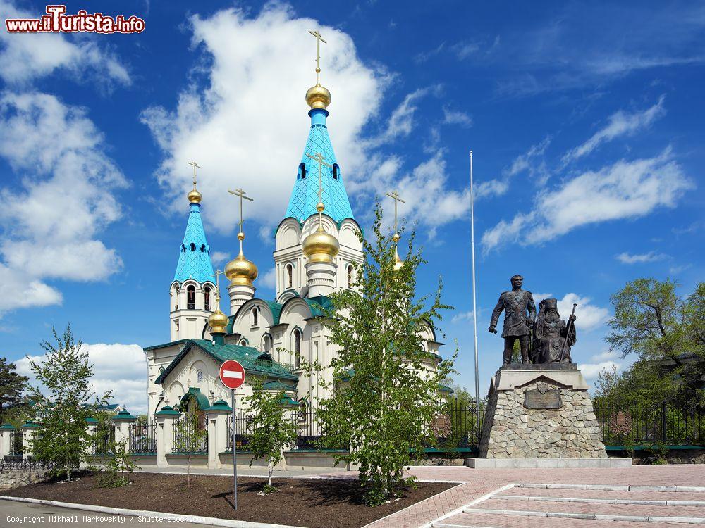 Immagine La Cattedrale dell'Annunciazione e il Monumento a Nikolay Muravyov-Amursky e San Innocenzo di Alaska e Siberia a Blagoveshchensk - © Mikhail Markovskiy / Shutterstock.com