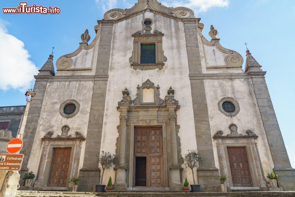 Immagine La cattedrale della Santissima Annunziata a Forza d'Agrò, Sicilia. Edificata sul sito di una preesistente chiesa del '400 crollata per un terremoto nel 1649, l'attuale chiesa risale al 1707 - © Catay / Shutterstock.com