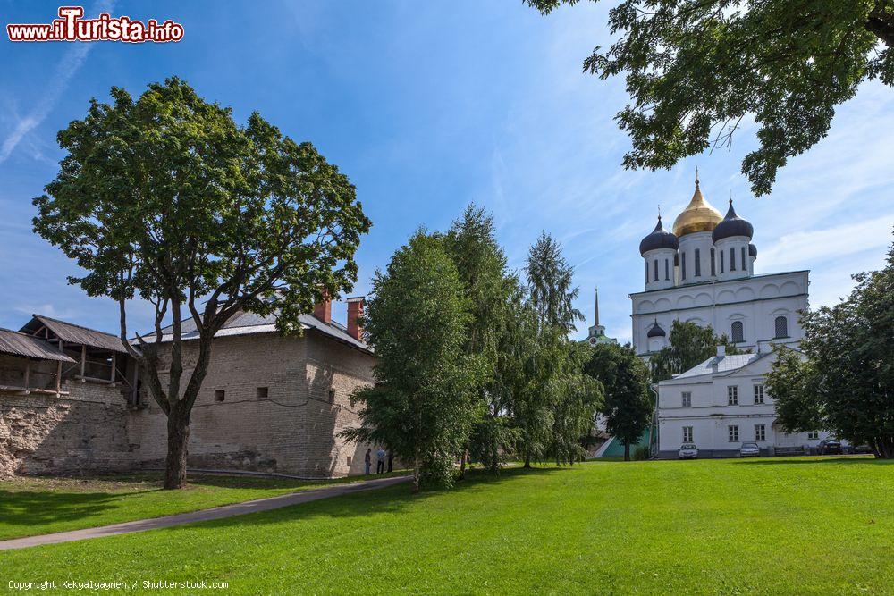 Immagine La cattedrale della Trinità di Pskov vista dall'interno del cremlino, Russia, in una giornata di sole   - © Kekyalyaynen / Shutterstock.com