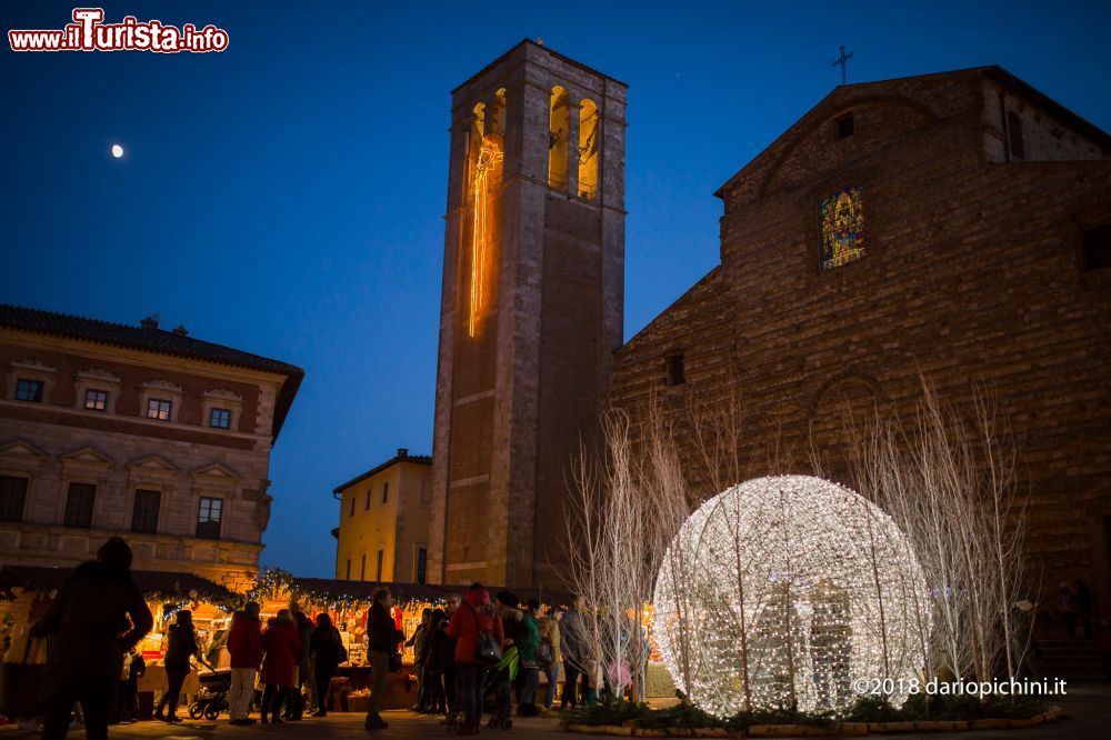 Immagine La cattedrale dell'Assunta a Montepulciano, provincia di Siena, illuminata di sera dalle luminarie natalizie.