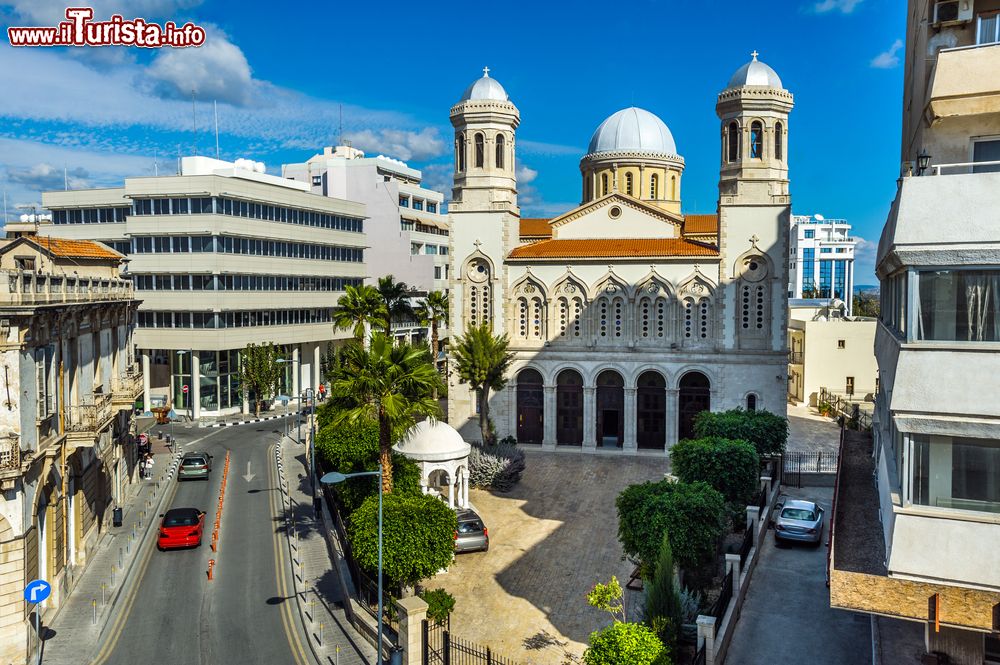 Immagine La cattedrale di Ayia-Napa nel centro di Limassol, Cipro. Nella parte alta dell'edificio religioso si trova una targa in pietra in memoria di un italiano, Luigi Levante, che morì qui nel 1849 dopo essere stato rapito e torturato.