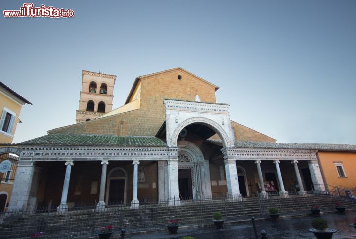 Immagine La Cattedrale di Civita Castellana, Lazio. Principale luogo di culto del borgo laziale, il duomo venne edificato attorno al 1185 sopra i resti di un precedente edificio religioso per poi essere completato nel 1210 con la costruzione del bel portico antistante. Nel Settecento la cattedrale fu sottoposta a una massiccia ristrutturazione interna che l'ha trasformata da chiesa a tre navate a chiesa a un'unica navata con cappelle laterali comunicanti fra di loro. All'esterno del duomo vi è una targa in cui si ricorda che l'11 Luglio 1770 Mozart suonò l'organo della cattedrale durante la funzione liturgica - © Edimur / Shutterstock.com