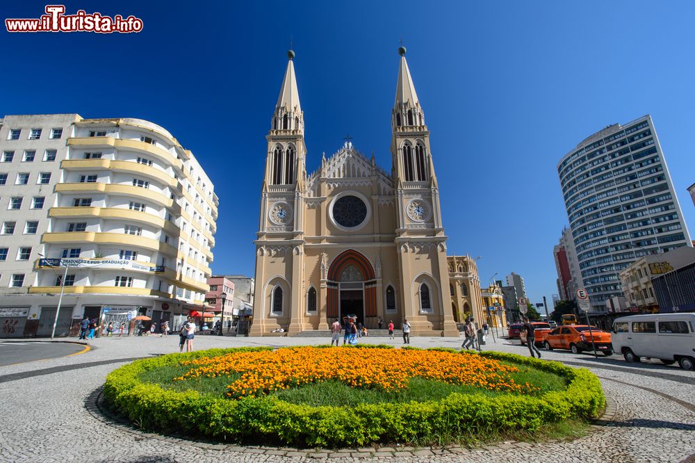 Immagine La cattedrale di Curitiba, Brasile. E' dedicata a Nostra Signora della Luce.