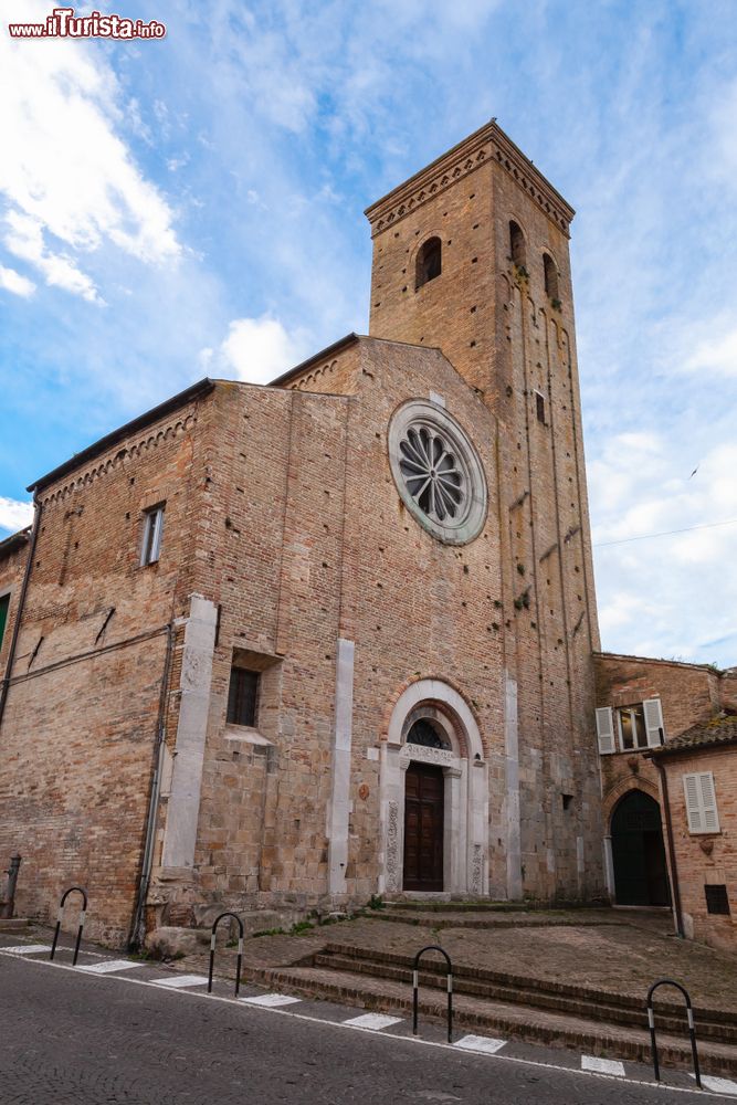 Immagine La cattedrale di Fermo, Marche: dedicato a Santa Maria Assunta in Cielo, l'edificio religioso si presenta con un prospetto asimmetrico di stile gotico sul piazzale del Girfalco.