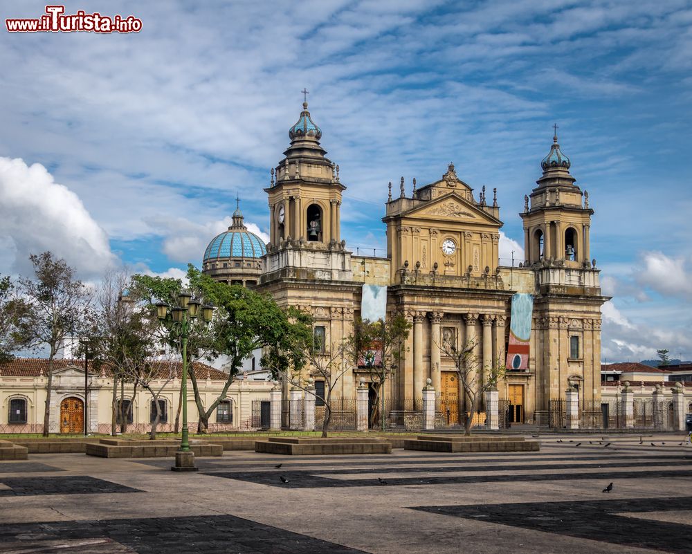 Immagine La cattedrale di Guatemala City, Guatemala. Situata su un lato del Parque Central, questa imponente chiesa è un esempio di architettura coloniale con influenze latine.