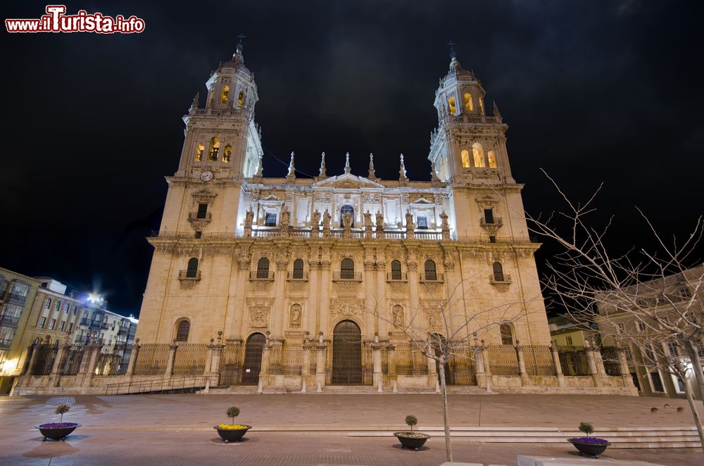 Immagine La cattedrale di Jaen by night, Spagna. Sorge in piazza Santa Maria: iniziata nel 1494 è stata completata nel 1724. Si tratta di una pregevole opera di architettura rinascimentale.