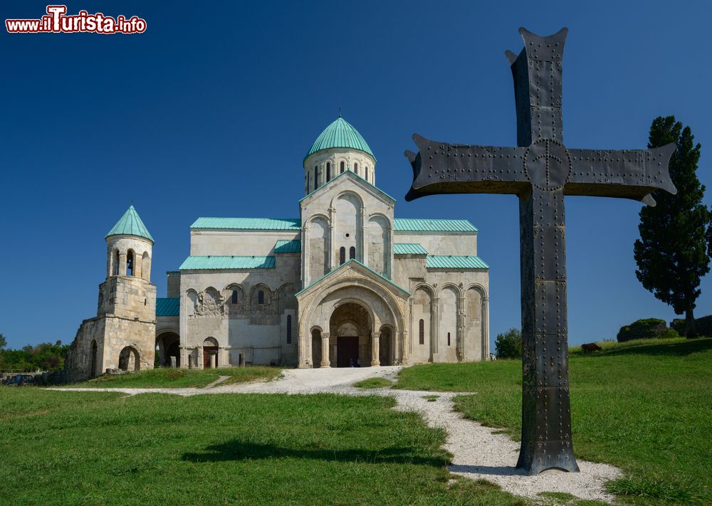 Immagine La cattedrale di Kutaisi, Georgia. Più noto come cattedrale di Bagrati, questo edificio religioso si trova circa 30 minuti a piedi dalla piazza principale della cittadina. In primo piano, nell'immagine, una croce in bronzo.