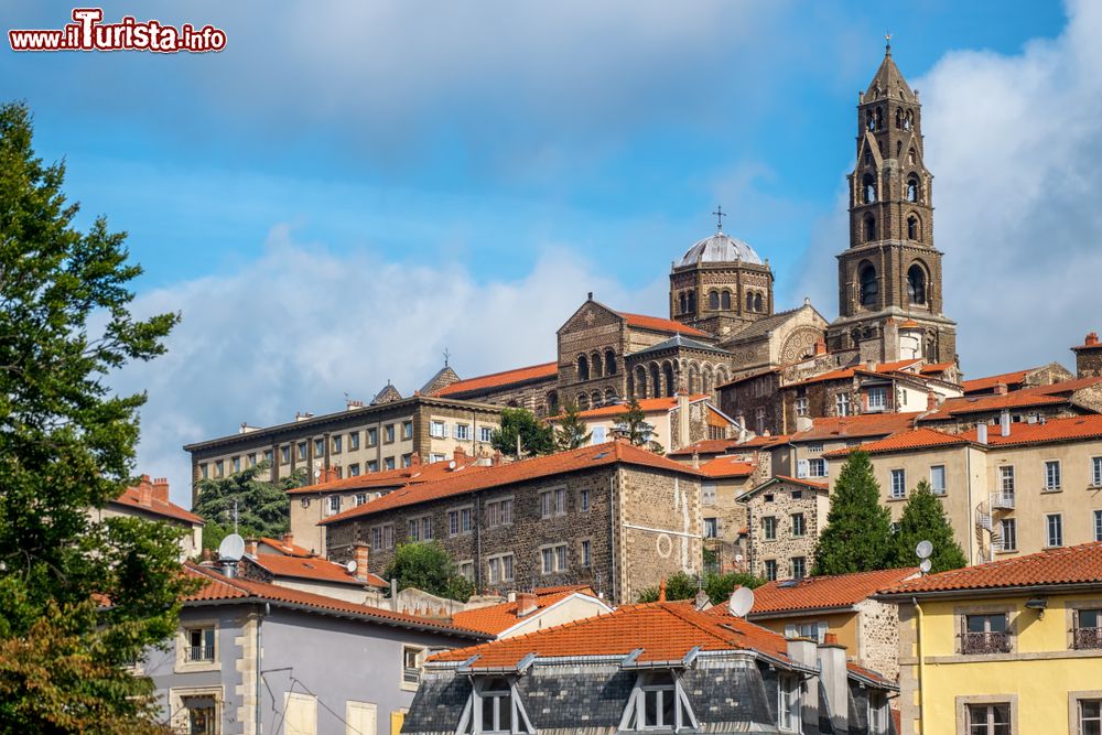 Immagine La cattedrale di Le Puy-en-Velay, Francia: monumento storico dal 1862, si trova lungo il Cammino francese di Santiago di Compostela.