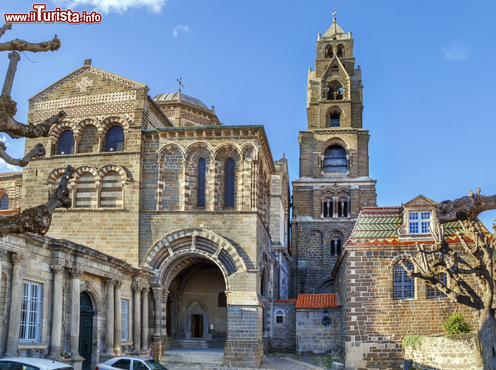 Immagine La cattedrale di Nostra Signora dell'Annunciazione a Le Puy-en-Velay, Francia: iniziata a costruire nell'XI° secolo, è stata completata nel XIII°.