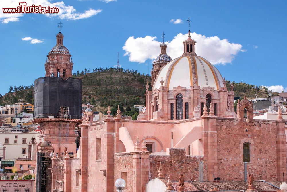 Immagine La cattedrale di Nostra Signora dell'Assunzione a Zacatecas, Messico. In questa immagine, uno dei campanili in fase di ristrutturazione.