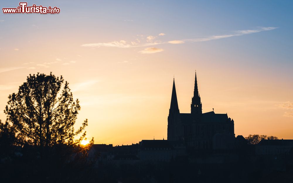 Immagine La cattedrale di Nostra Signora di Chartres al tramonto, Francia. L'attuale edificio religioso, in stile gotico è stato costruito sulle rovine di una precedente cattedrale romanica distrutta da un incendio nel 1194.