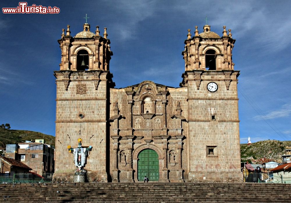 Immagine La cattedrale di Puno nei pressi del lago Titicaca, Perù. Sorge sul lato ovest di Plaza de Armas dove venne ultimata nel 1757. A parte le sculture che decorano la facciata, questa chiesa si presenta con uno stile molto semplice e lineare.