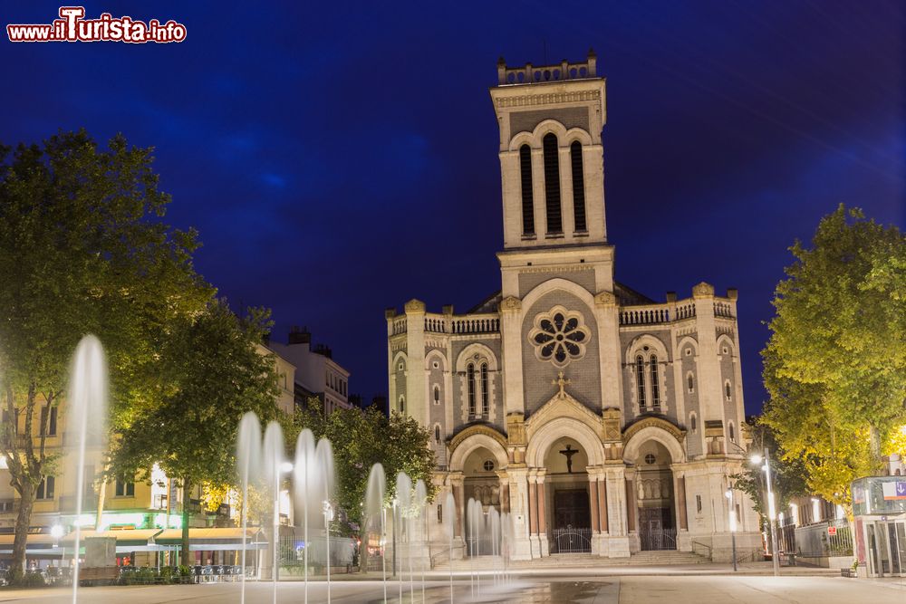 Immagine La cattedrale di Saint-Etienne fotografata di notte, Francia. Dedicata a San Carlo Borromeo, è stata costruita nel 1912 in stile neogotico e inaugurata nel 1923.