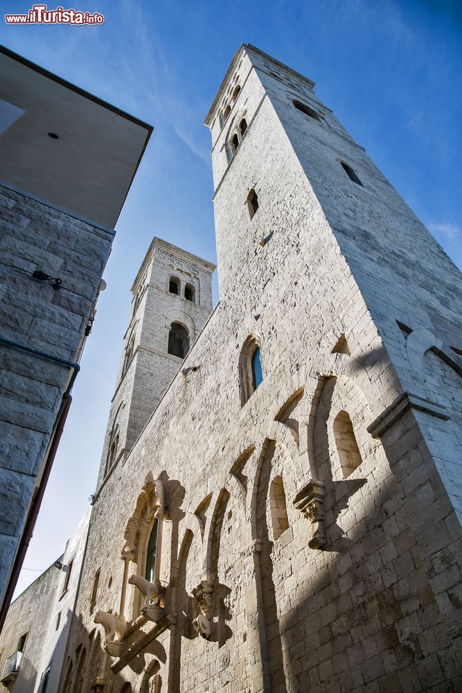 Immagine La Cattedrale di San Corrado a Molfetta, Puglia. E' la più grande chiesa a tre cupole in asse del romanico pugliese; fu edificata fra l'XI° e il XII° secolo.