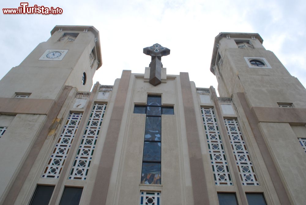 Immagine La cattedrale di San Filippo a Puerto Plata, Repubblica Dominicana. Si trova in Calle José del Carmen Ariza ed è stata inaugurata nel 1956. Completamente ristrutturata nel 1988 dopo il passaggio dell'uragano Gilbert, ha belle vetrate realizzate in Italia.