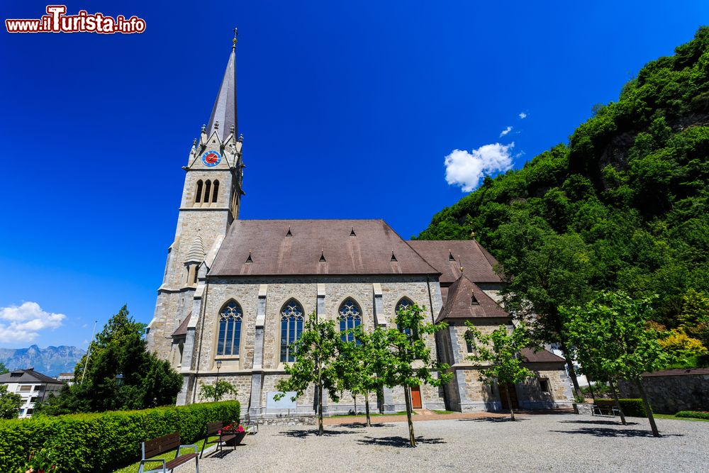 Immagine La cattedrale di St. Florin a Vaduz, la capitale del Liechtenstein. E' dedicata a San Florin, santo del IX° secolo proveniente dalla Val Venosta.