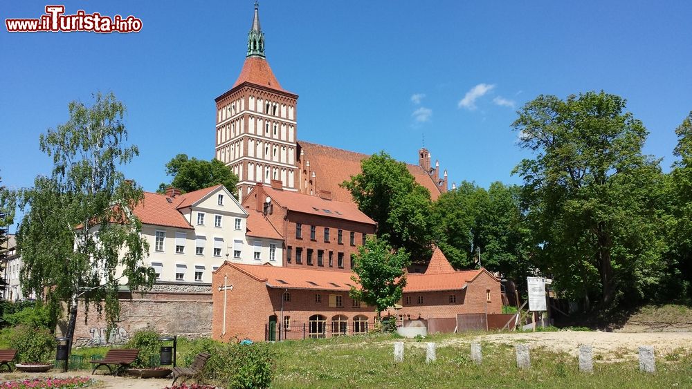 Immagine La cattedrale di San Giacomo vista dal parco, Olsztyn, Polonia. Costruito alla metà del XIV° secolo, questo edificio religioso vanta un pregevole altare situato nella navata destra.