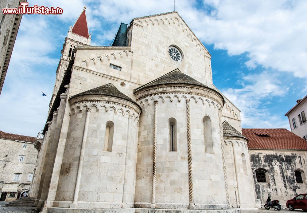 Immagine La cattedrale di San Lorenzo nella cittadina di Trogir, Croazia. E' stata costruita sulle fondamenta di un edificio religioso paleocristiano distrutto dai Saraceni nel 1123.