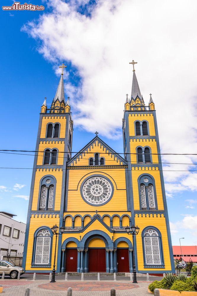 Immagine La cattedrale di San Pietro e San Paolo a Paramaribo, Suriname. Ancora oggi è la più alta chiesa costruita in legno in Sudamerica.