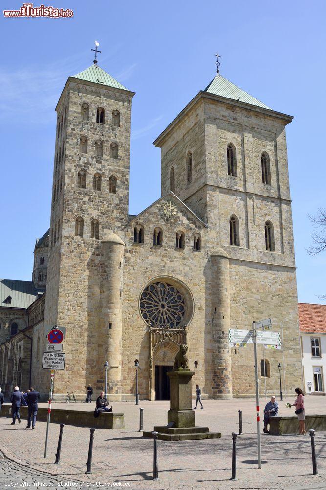 Immagine La cattedrale di San Pietro su piazza Duomo a Osnabruck, Germania. Questo edificio tardo-romanico, costruito nella prima metà del XIII° secolo, è il principale luogo di culto della città - © Alizada Studios / Shutterstock.com