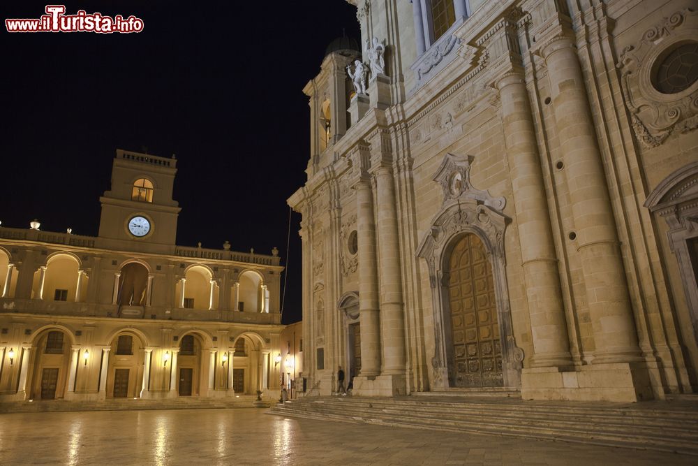 Immagine La cattedrale di San Tommaso by night a Marsala, Sicilia. E' stata costruita su impianto normanno del 1176.