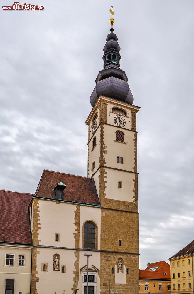 Immagine La cattedrale di Sankt Polten (Austria) dedicata all'Assunta. Domina il centro storico con il suo bel campanile.