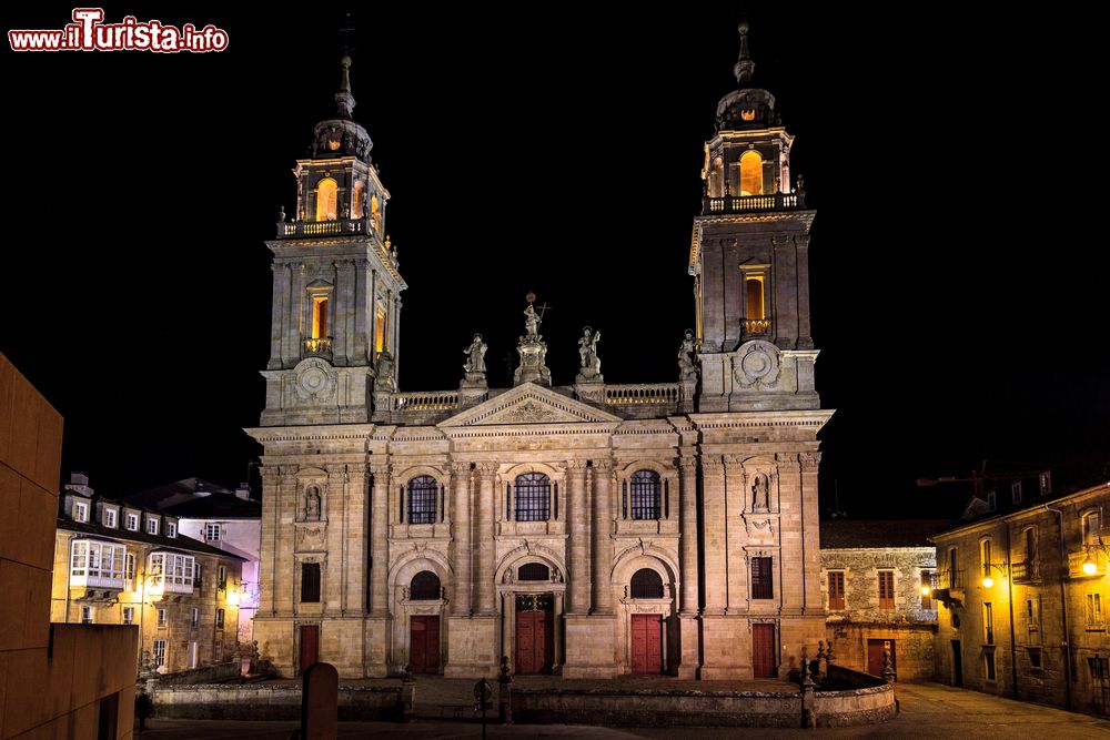 Immagine La cattedrale di Santa Maria a Lugo, Galizia, Spagna, by night. Progettata da Raimondi di Monforte venne costruita a partire dal 1129. Dedicata a Santa Maria detta "degli occhi grandi" ospita al suo interno due frammenti di una pala rinascimentale danneggiata da un terremoto.
