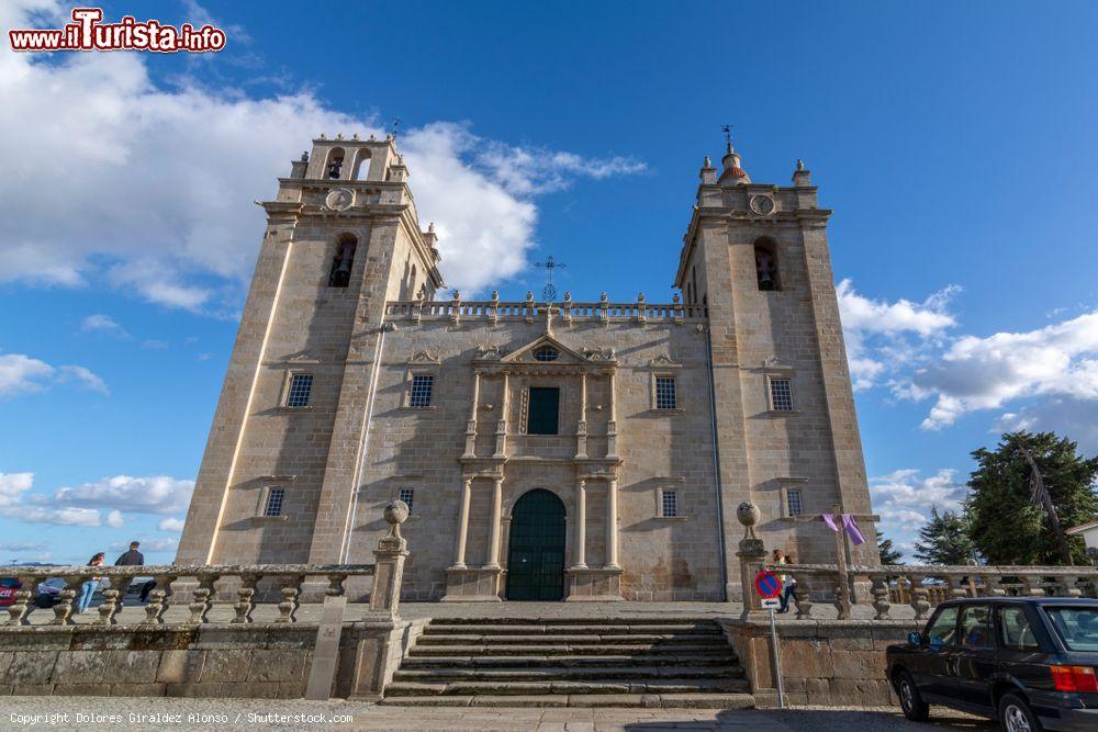 Immagine La cattedrale di Santa Maria a Miranda do Douro, Portogallo. Principale chiesa cittadina, è monumento nazionale del Portogallo. Si presenta in stile manierista con facciata austera racchiusa fra due campanili - © Dolores Giraldez Alonso / Shutterstock.com