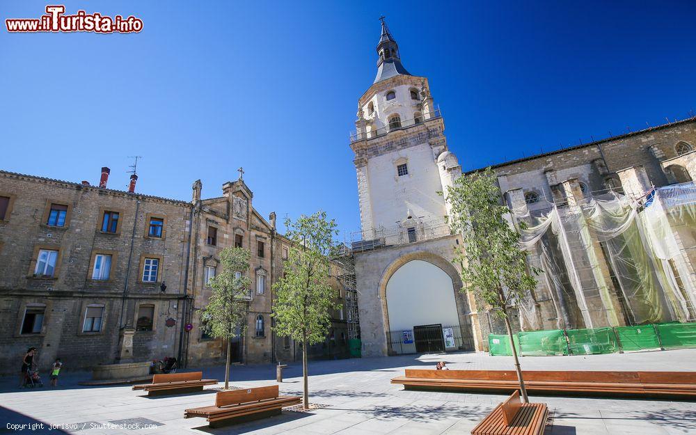 Immagine La cattedrale di Santa Maria a Vitoria Gasteiz, Spagna.  L'edificio religioso si presenta con una pianta a croce latina con tre navate - © jorisvo / Shutterstock.com