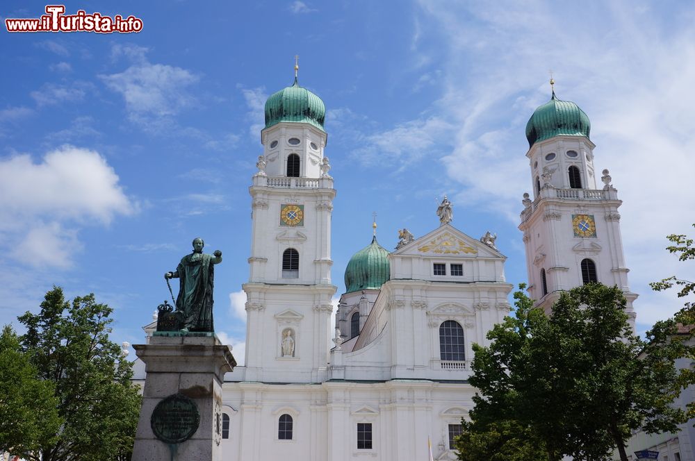 Immagine La cattedrale di Santo Stefano a Passau, Germania. Progettato dall'italiano Carlo Lurago, questo edificio religioso colpisce per il vasto interno in stile barocco e i due campanili gemelli.