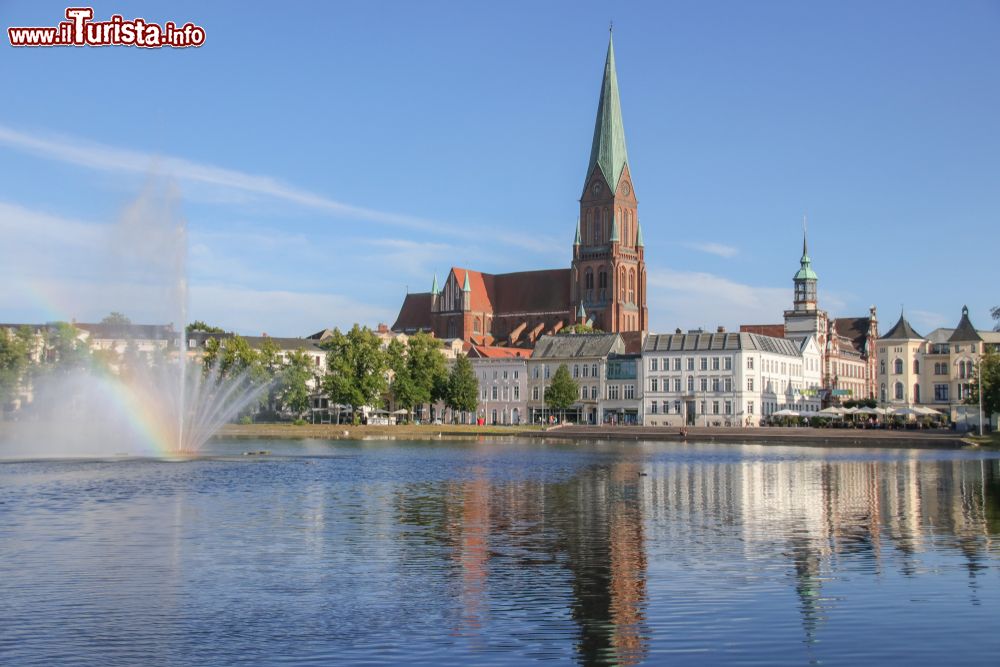 Immagine La cattedrale di Schwerin sul lago Lake Pfaffenteich, Meclemburgo-Pomerania (Germania). Edificato a partire dal XII° secolo in stile gotico baltico, il duomo è consacrato alla Vergine Maria e a San Giovanni.