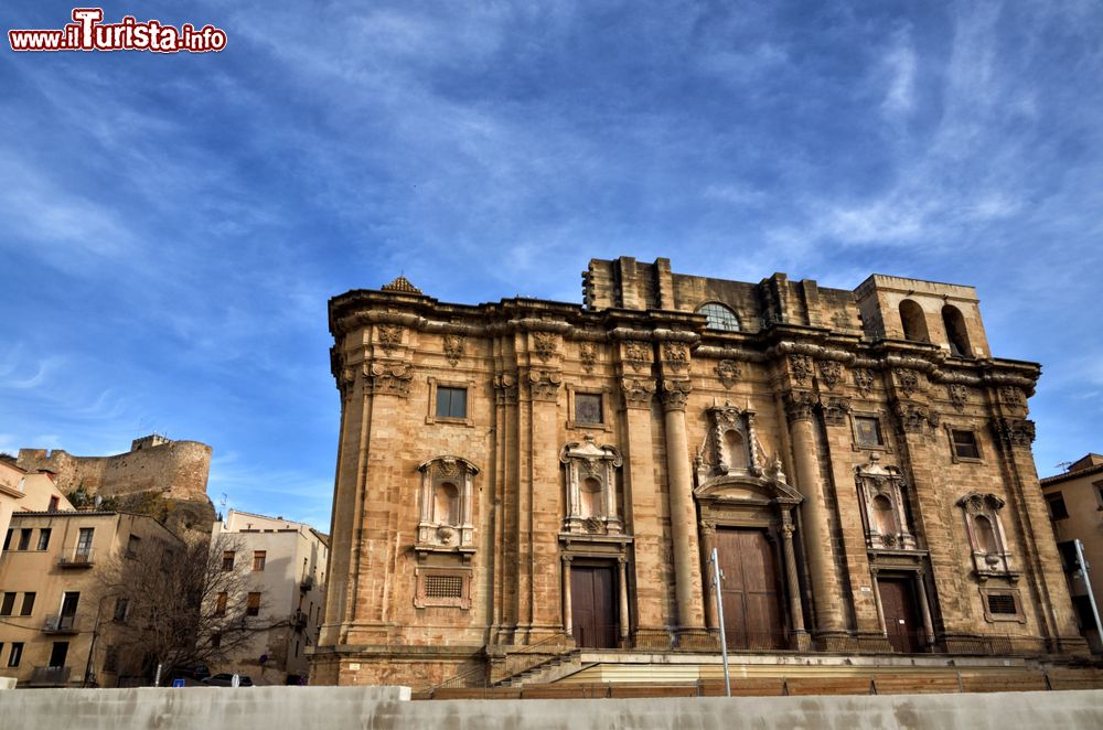 Immagine La cattedrale di Tortosa, Catalogna, Spagna. Dedicata a Santa Maria, la cattedrale cittadina venne costruita a partire dal 1347 sui resti di un primitivo edificio di culto romanico e si concluse solo due secoli più tardi. La facciata in stile barocco risale al XVIII° secolo.