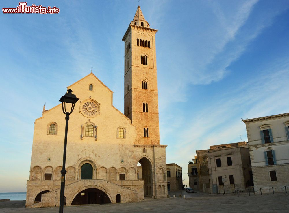 Immagine La cattedrale di Trani al tramonto, Puglia. Intitolata al santo patrono cittadino, San Nicola Pellegrino, la basilica di Trani è un classico esempio di architettura romanica pugliese.