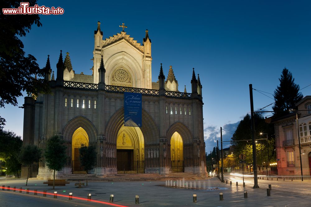 Immagine La cattedrale di Vitoria Gasteiz by night, Spagna. 