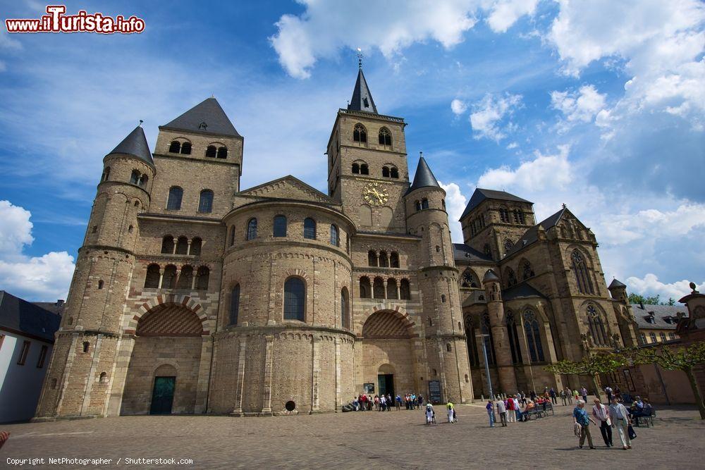 Immagine L'imponente cattedrale (Hohe Domkirche St. Peter, o più semplicemente il Dom) di Trier, Germania. La struttura architettonica richiama l'idea di una fortezza - foto © NetPhotographer / Shutterstock.com