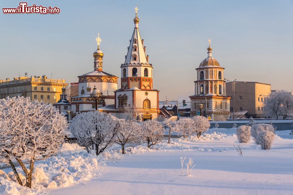 Immagine La Cattedrale dell'Epifania (Bogoyavlensky) si trova in ul. Sukhe-Batora, all’angolo con il lungofiume, nella città di Irkutsk.