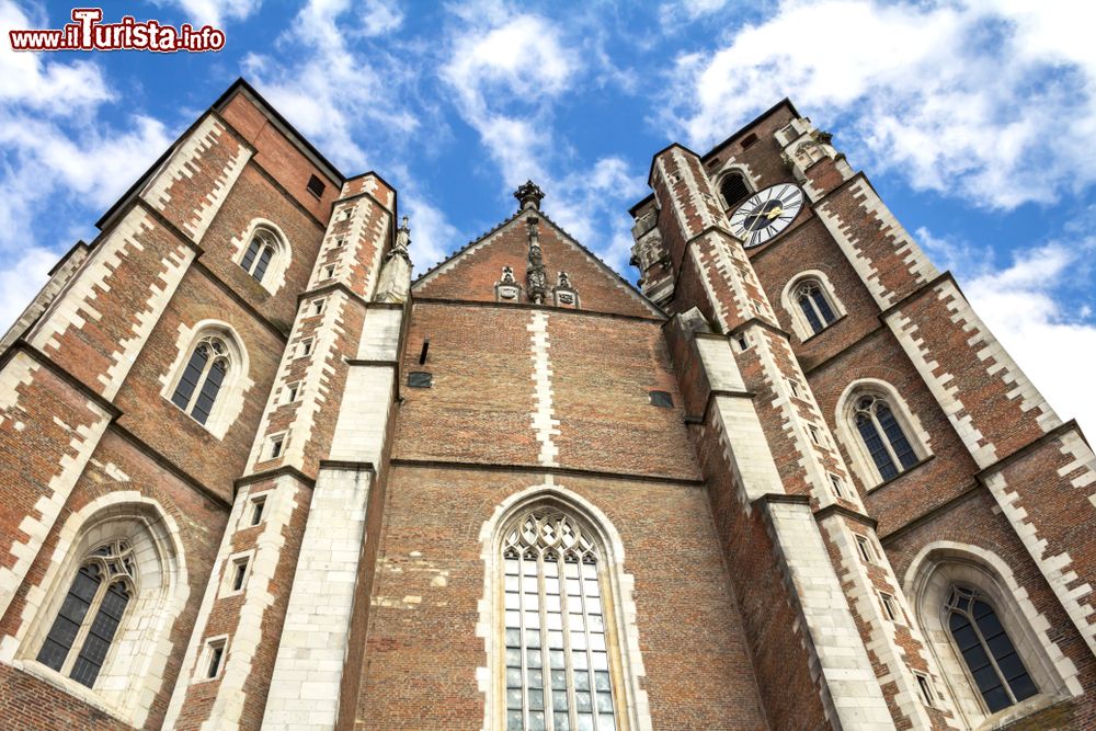 Immagine La cattedrale Liebfrauenmuenster a Ingolstadt, Germania. La sua costruzione venne iniziata nel 1425 e conclusa solo nel 1504. E' uno degli edifici religiosi in stile gotico più elegante di tutta la Germania meridionale: imponente costruzione in laterizio, è affiancata da due torri incompiute.