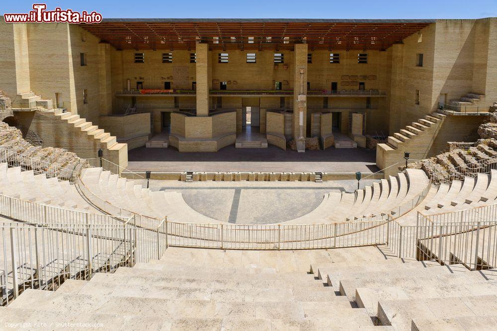 Immagine La cavea dell'antico teatro romano di Sagunto, Spagna. Fra i principali simboli della città, è stato parzialmente restaurato nel tardo XX° secolo - © nito / Shutterstock.com