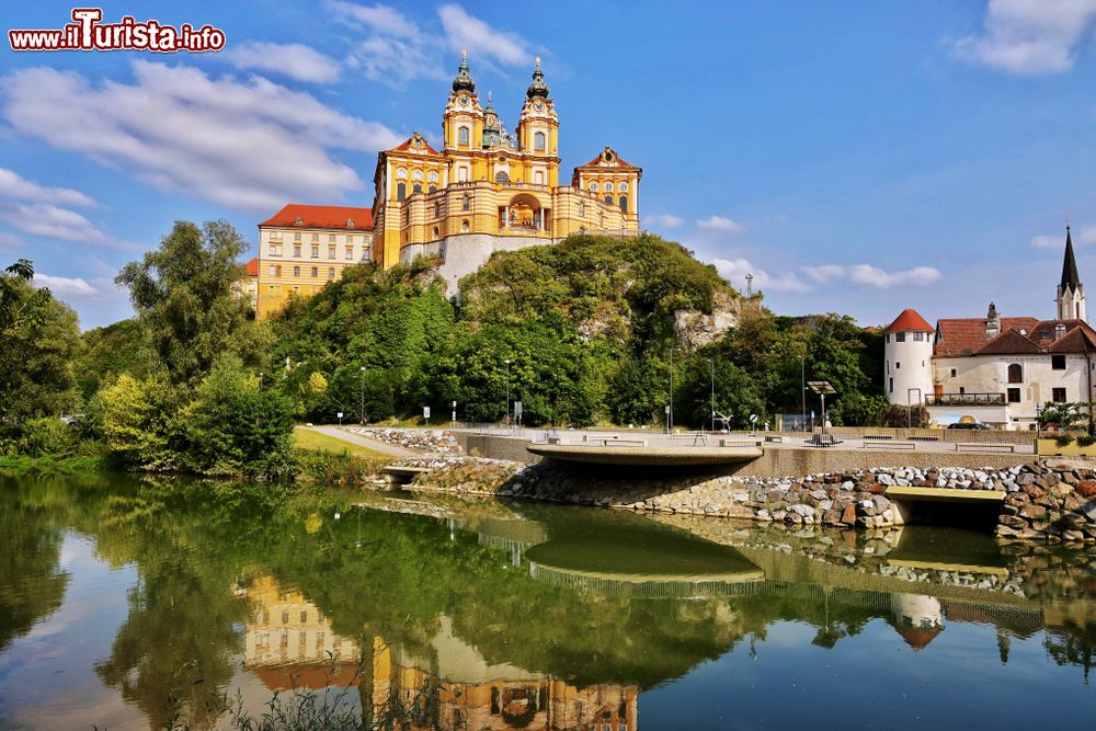 Immagine La celebre Abbazia Benedettina di Melk sorge su di una collina rocciosa nei pressi del fiume Danubio in Austria