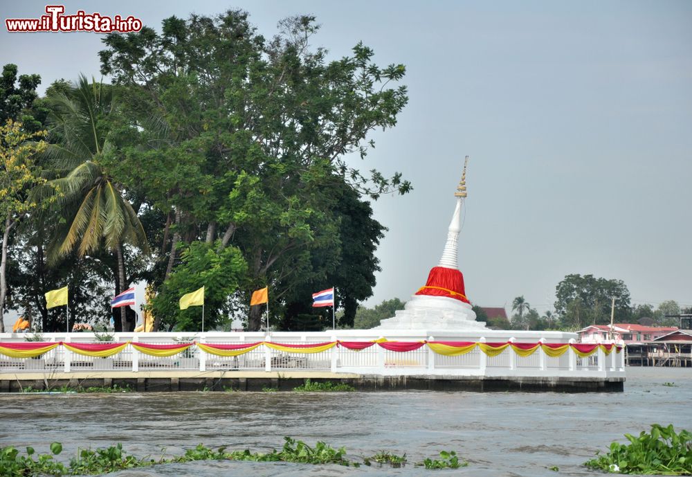 Immagine La celebre pagoda inclinata a Kho Kret, provincia di Nonthaburi (Thailandia).