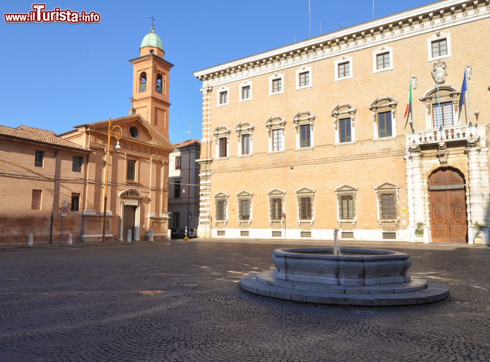 Immagine La centrale Piazza del Duomo a Forlì in Italia