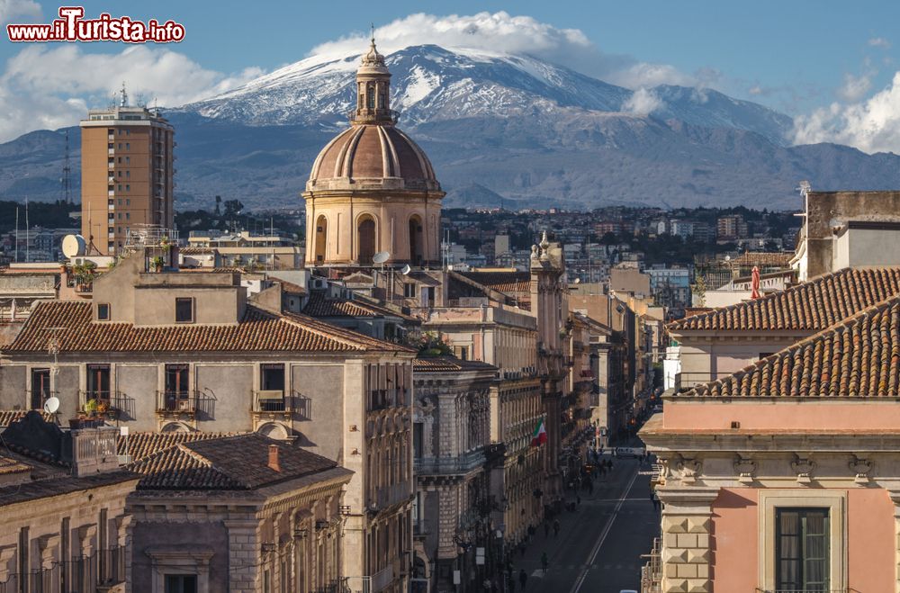 Immagine La centrale via Etnea in Catania con il Duomo e il grande vulcano in lontananza.